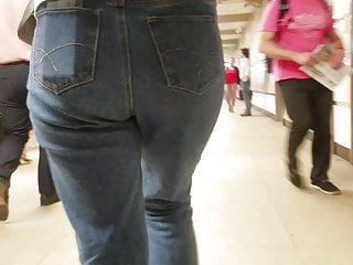 Hübsche junge Frau mit einem engen Arsch