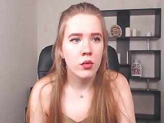 Sexy Teen masturbiert auf dem Stuhl