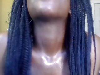 Schwarzes Teen mit sexy Körper vor der Webcam