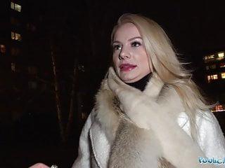 In der Öffentlichkeit in die rasierte Fotze gefickt