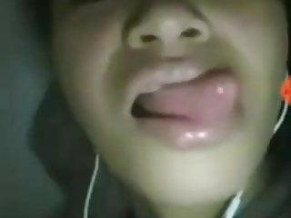 Versaute filippinin sitzt vor der Cam