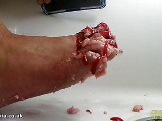 Mach die Beine breit und lutsch meinen Schwanz