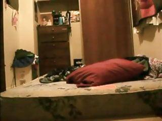 Teen mit kleinen Titten masturbiert mit einem Dildo