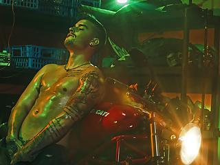 Heisse junge Latina verführt einen grossen Schwanz