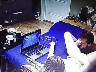 Typ leckt Pussy einer Frau vor der Kamera