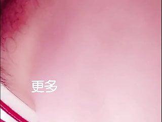 Asiatische Frau wird von einem jungen Mann im Wasser verführt