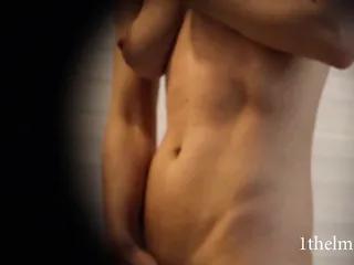 Versteckte Kamera im Badezimmer filmt wie sie einen Orgasmus bekommt