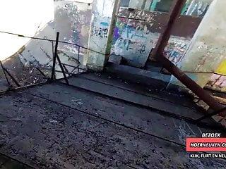 Sie bläst den Schwanz und lässt sich dann ficken