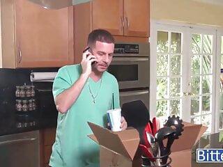 Versaute deutsche Mutter ist geil auf den Schwanz des Schülers