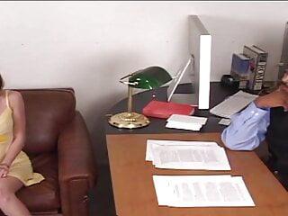 Junge Frau öffnet ihre Beine für einen riesigen schwarzen Pimmel