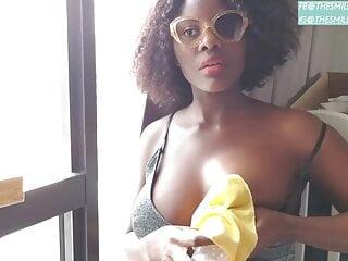 Hübsche schwarze zeigt uns ihre milchbrüste