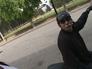 Tätowierte Brünette mit großen Titten liebt harten Sex