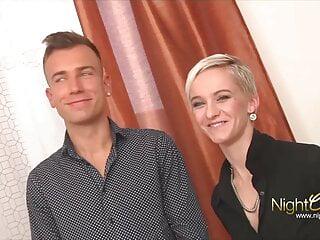 Langsamer Dreier mit einem Muskelprotz und einer geilen Schlampe