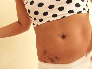 Brünette macht es sich mit einem riesigen Dildo