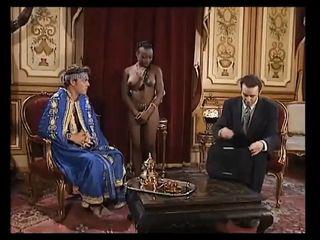 Weisse Frau wird von schwarzem und weissen gefistet