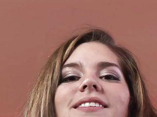 Junges Babe steht auf schwarzes Sperma