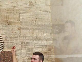 Blondine fickt sich im Badezimmer mit einem Dildo