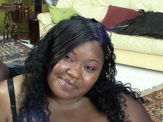 Schwarzes Babe auf die dicken Titten gespritzt