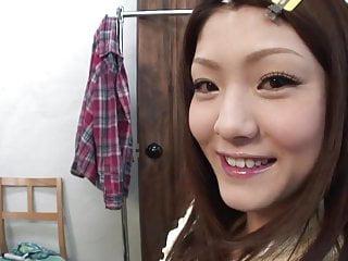 Sie zeigt ihre Muschi mit dem Dildo