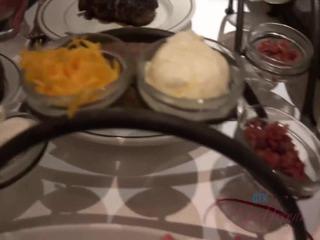 Ihr Arsch ist au&szlig;er Kontrolle und mein Schwanz spritzt &uuml;berall hin