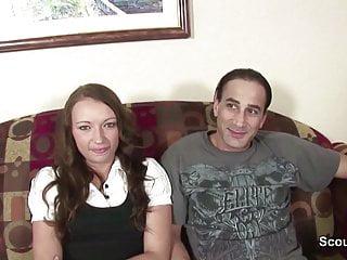 Schlankes Teen beim ersten Pornocasting für Geld