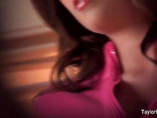 Sie spielt mit ihrer rosa Muschi in pinker Unterwäsche