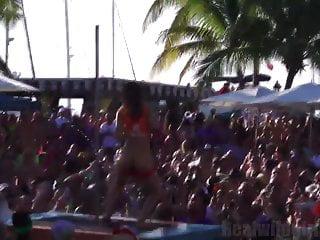 Nackte Frauen zeigen sich beim Wet tshirt contest