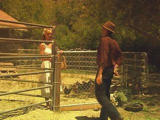 Brooke wird draussen von hinten gefickt