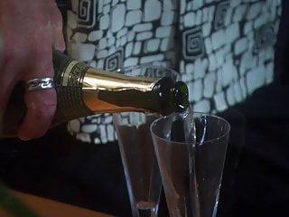 Monica melkt den Schwanz mit ihrem Mund ab