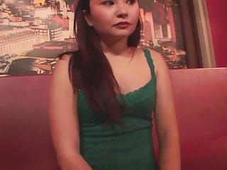 Grosser schwarzer Schwanz dringt in enge Muschi ein