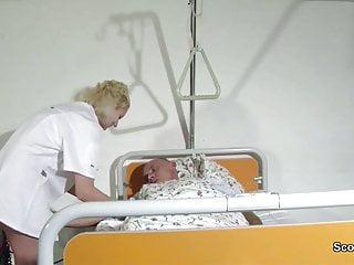 Blonde Krankenschwester besorgt es dem alten Patienten