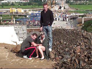 Junge Blondine beim Dreier in der Öffentlichkeit