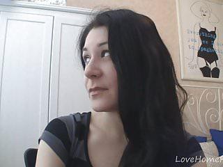 Girl mit einem schwarzen Haar benutzt