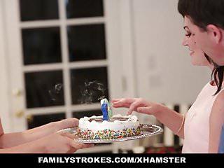 Stiefsohn fickt Stiefmutter während die Mutter bei Pornos unterwegs ist