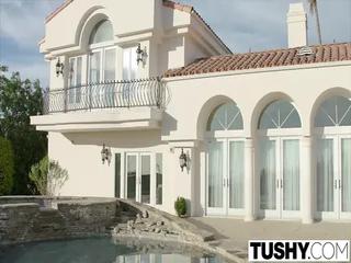 Studentin fickt den Freund ihres Vaters