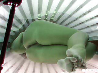 Schwarzhaariges Teen Girl masturbiert im Solarium