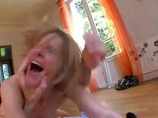 Amateur Milf und Teen beim Dreier