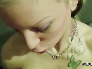 Alter Kerl fickt junge Hure anal und filmt es