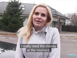 Public Casting - verzweifelte Milf fickt für einen Job