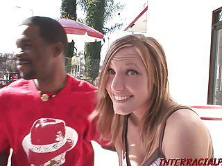 Sexy Teen Girl bekommt ersten schwarzen Monsterschwanz