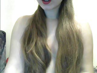 Schöne Frau strippt vor der Kamera