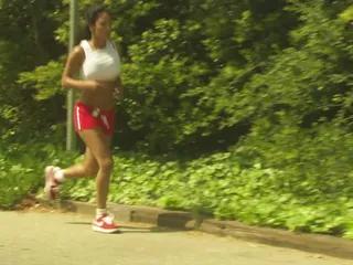 Junge Brünette reitet auf ihrem schwarzen Lover