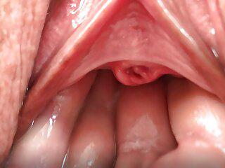 Der Ehemann dehnt die süße Fotze meiner Frau nachdem sie gefickt wurde