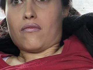 Junge Anhalterin zeigt ihre Titten und Pussy