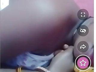 Heiße indische Frau zeigt ihren runden Arsch vor der Webcam