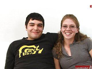 Schlanke Frau fickt vor den Augen ihres Mannes