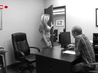 Blondes Babe Courtney Cummz in den Mund gespritzt