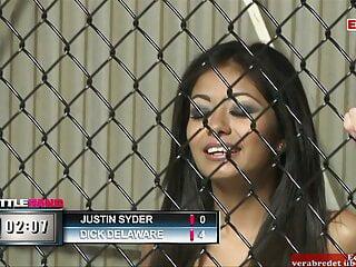 Brunette Schlampe mit großen natürlichen Titten bekommt Sperma