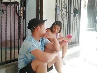 Sie hat einen neuen Nachbarn eingeladen und will ihn in sich spüren