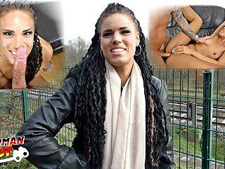 Deutsche Teen beim ersten Analsex vor der Kamera mit Facial für Geld